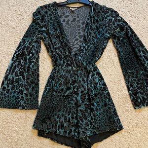 Women’s urban outfitters green and black leopard velvet romper XS  flare sleeve